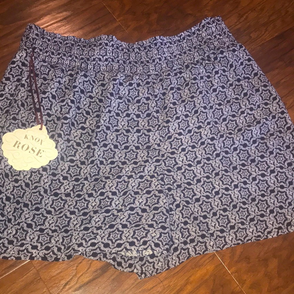 NEW Navy and white shorts by Knox Rose size large